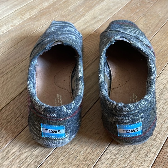 Tom’s fleece lined slip ons - Picture 3 of 4